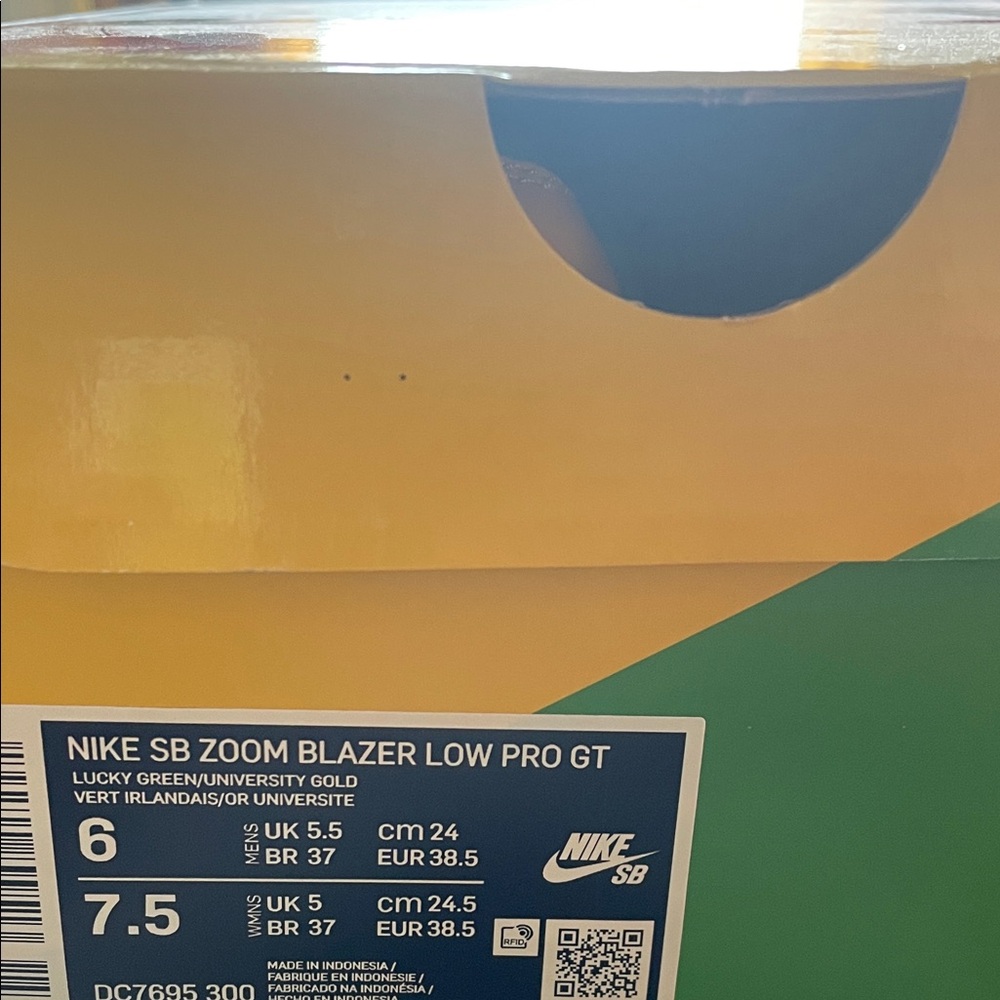 Nike Unisex Sneakers in Green and Yellow/ 6 Men’s or 7.5 Women’s - Picture 2 of 16